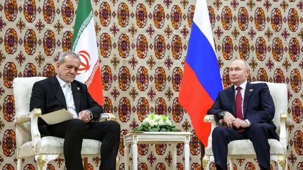 O presidente da Rússia, Vladimir Putin (à dir.), ao lado do seu homólogo iraniano, Masoud Pezeshkian, em dezembro de 2025 - Sputnik Brasil