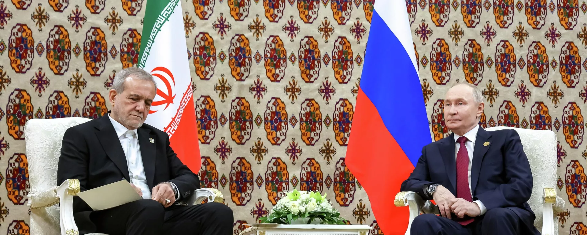 O presidente da Rússia, Vladimir Putin (à dir.), ao lado do seu homólogo iraniano, Masoud Pezeshkian, em dezembro de 2025 - Sputnik Brasil, 1920, 14.01.2026