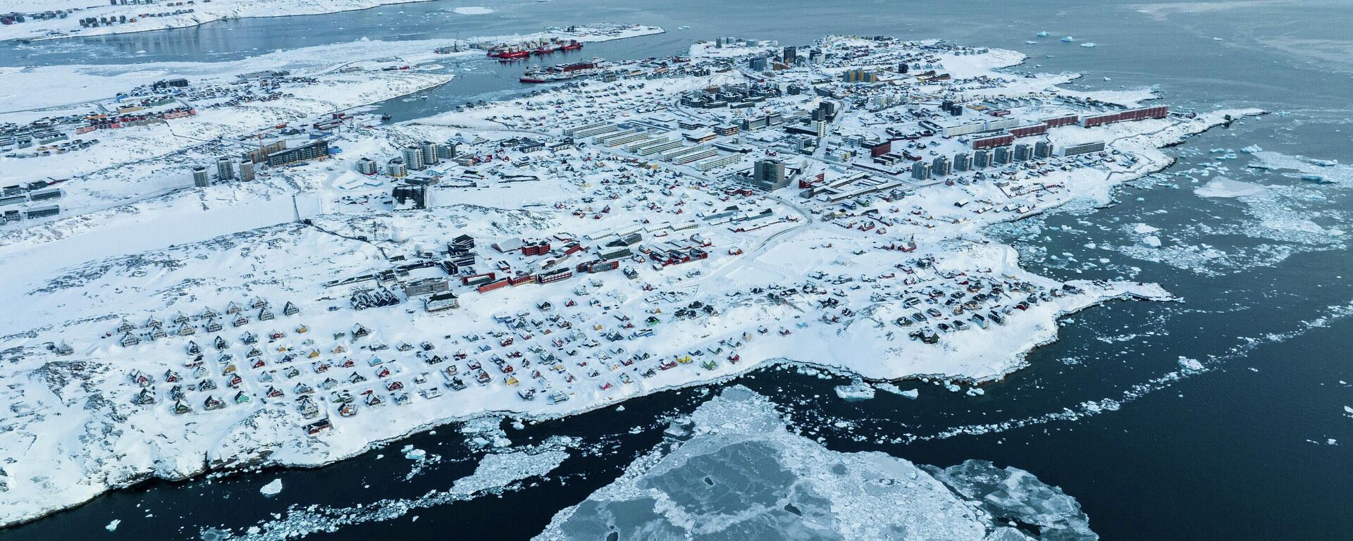 Casas cobertas de neve na Groenlândia. - Sputnik Brasil, 1920, 15.01.2026
