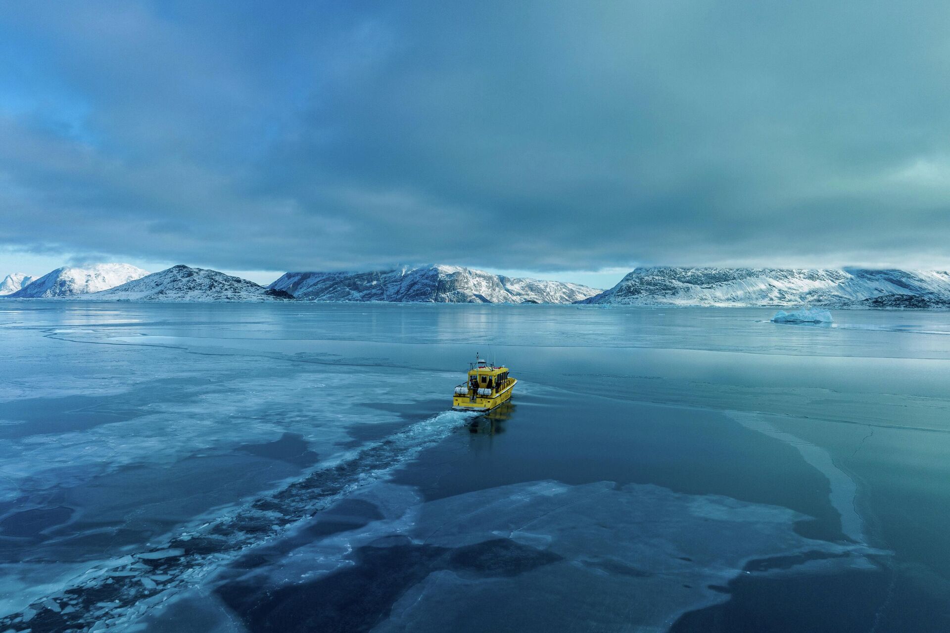 Barco navega por uma enseada congelada perto de Nuuk, na Groenlândia. - Sputnik Brasil, 1920, 14.01.2026