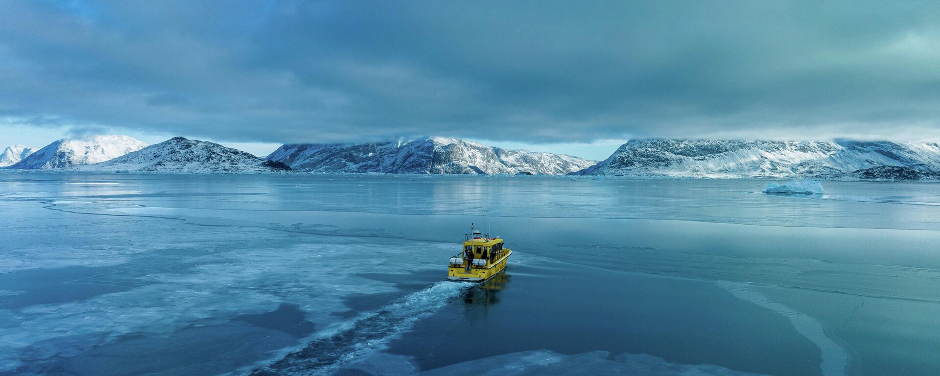 Barco navega por uma enseada congelada perto de Nuuk, na Groenlândia. - Sputnik Brasil, 1920, 14.01.2026