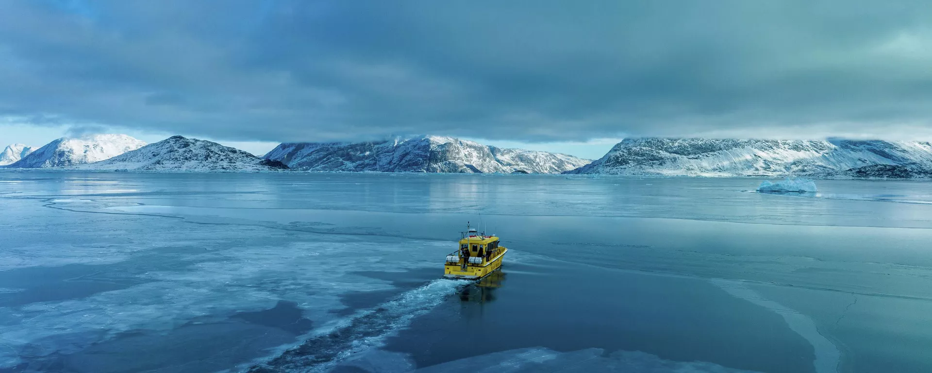 Barco navega por uma enseada congelada perto de Nuuk, na Groenlândia. - Sputnik Brasil, 1920, 14.01.2026