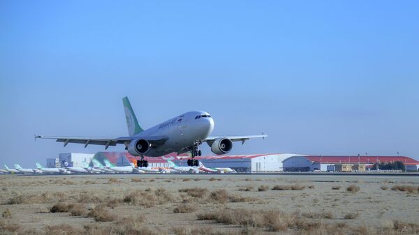 Avião decola do aeroporto Imam Khomeini, o principal do Irã, situado na capital Teerã, em fevereiro de 2021 - Sputnik Brasil