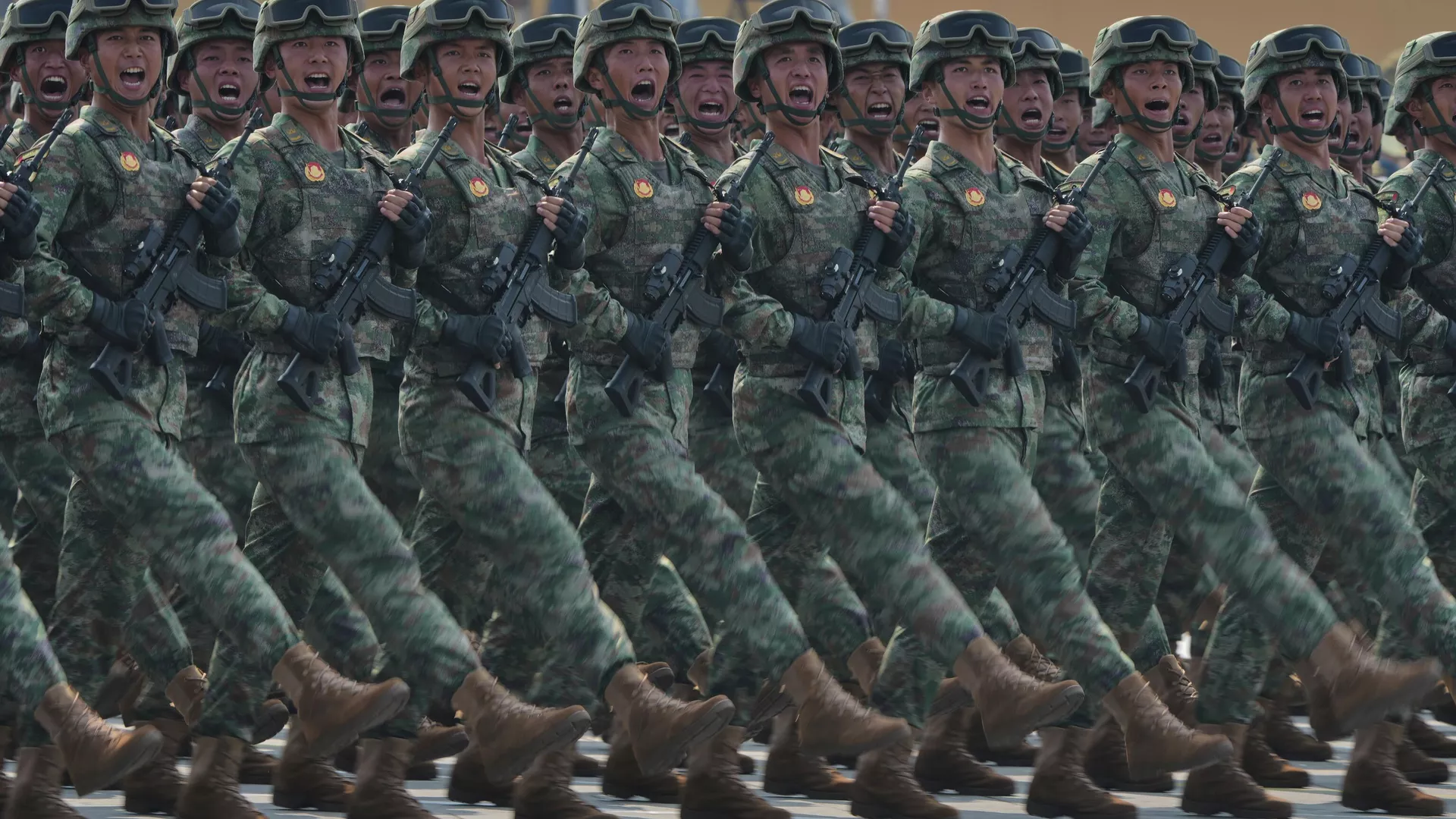 Militares gritam durante um desfile militar para comemorar o 80º aniversário da rendição do Japão na Segunda Guerra Mundial, realizado em frente ao Portão da Paz Celestial, em Pequim, 3 de setembro de 2025 - Sputnik Brasil, 1920, 15.01.2026