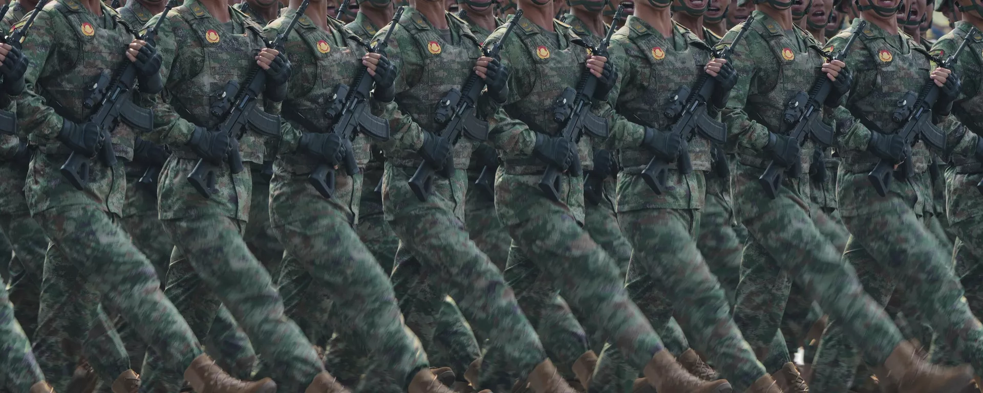 Militares gritam durante um desfile militar para comemorar o 80º aniversário da rendição do Japão na Segunda Guerra Mundial, realizado em frente ao Portão da Paz Celestial, em Pequim, 3 de setembro de 2025 - Sputnik Brasil, 1920, 15.01.2026