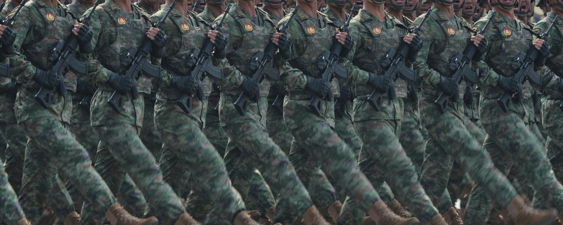 Militares gritam durante um desfile militar para comemorar o 80º aniversário da rendição do Japão na Segunda Guerra Mundial, realizado em frente ao Portão da Paz Celestial, em Pequim, 3 de setembro de 2025 - Sputnik Brasil, 1920, 15.01.2026