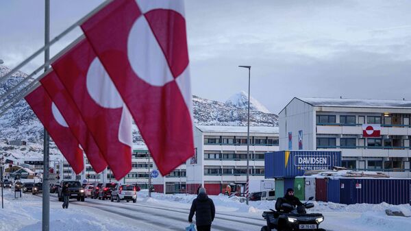 Um homem anda de quadriciclo em cidade da Groenlândia, em janeiro de 2026  - Sputnik Brasil