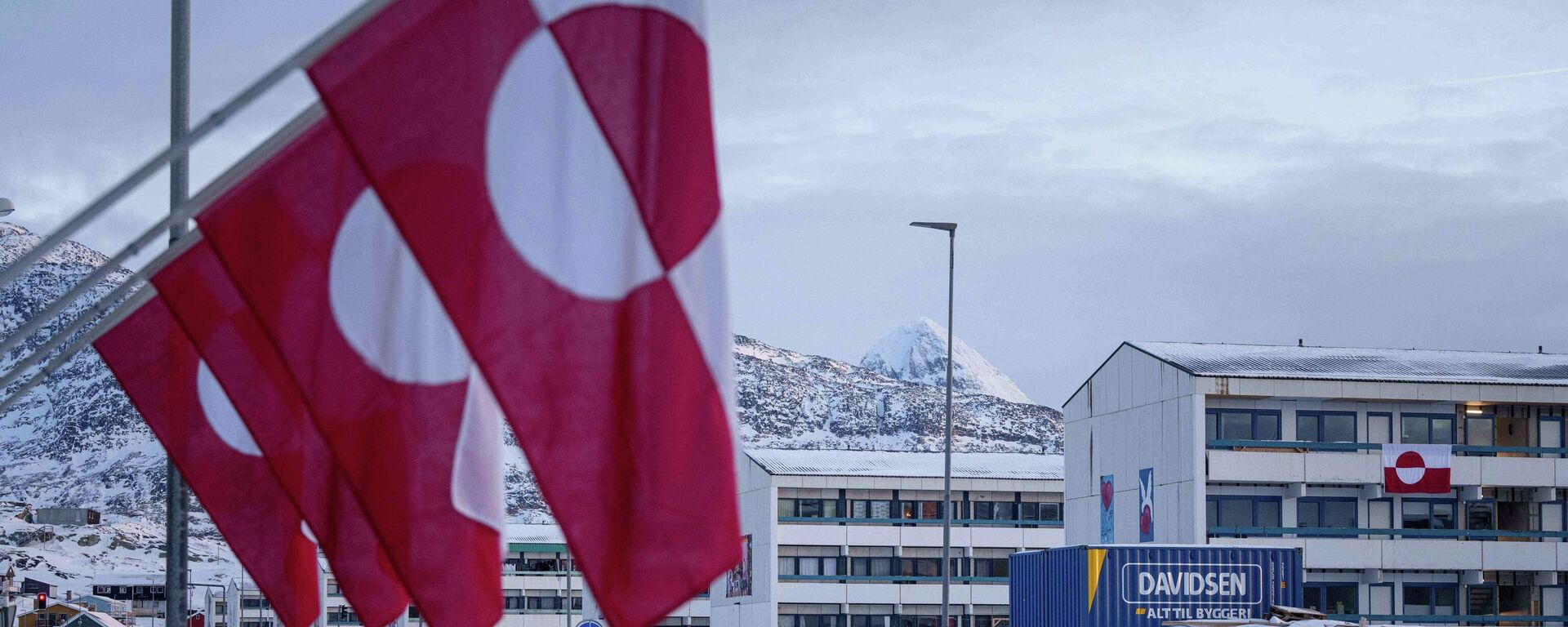 Um homem anda de quadriciclo em cidade da Groenlândia, em janeiro de 2026  - Sputnik Brasil, 1920, 15.01.2026