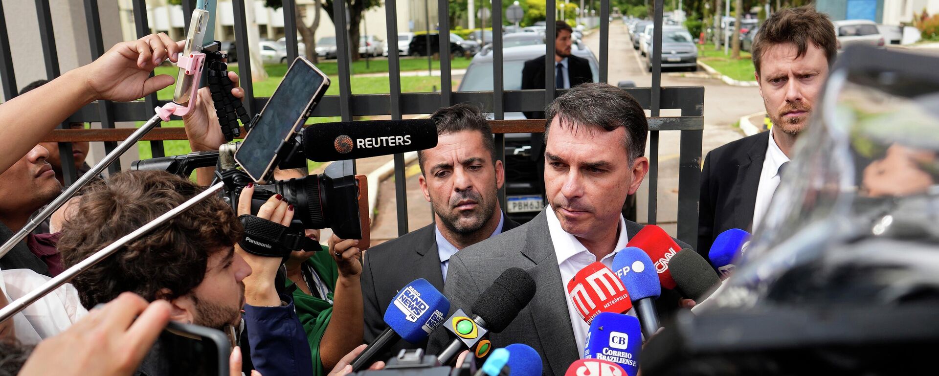 O senador Flávio Bolsonaro é abordado pela imprensa em frente à sede da Polícia Federal, em dezembro de 2025 - Sputnik Brasil, 1920, 15.01.2026