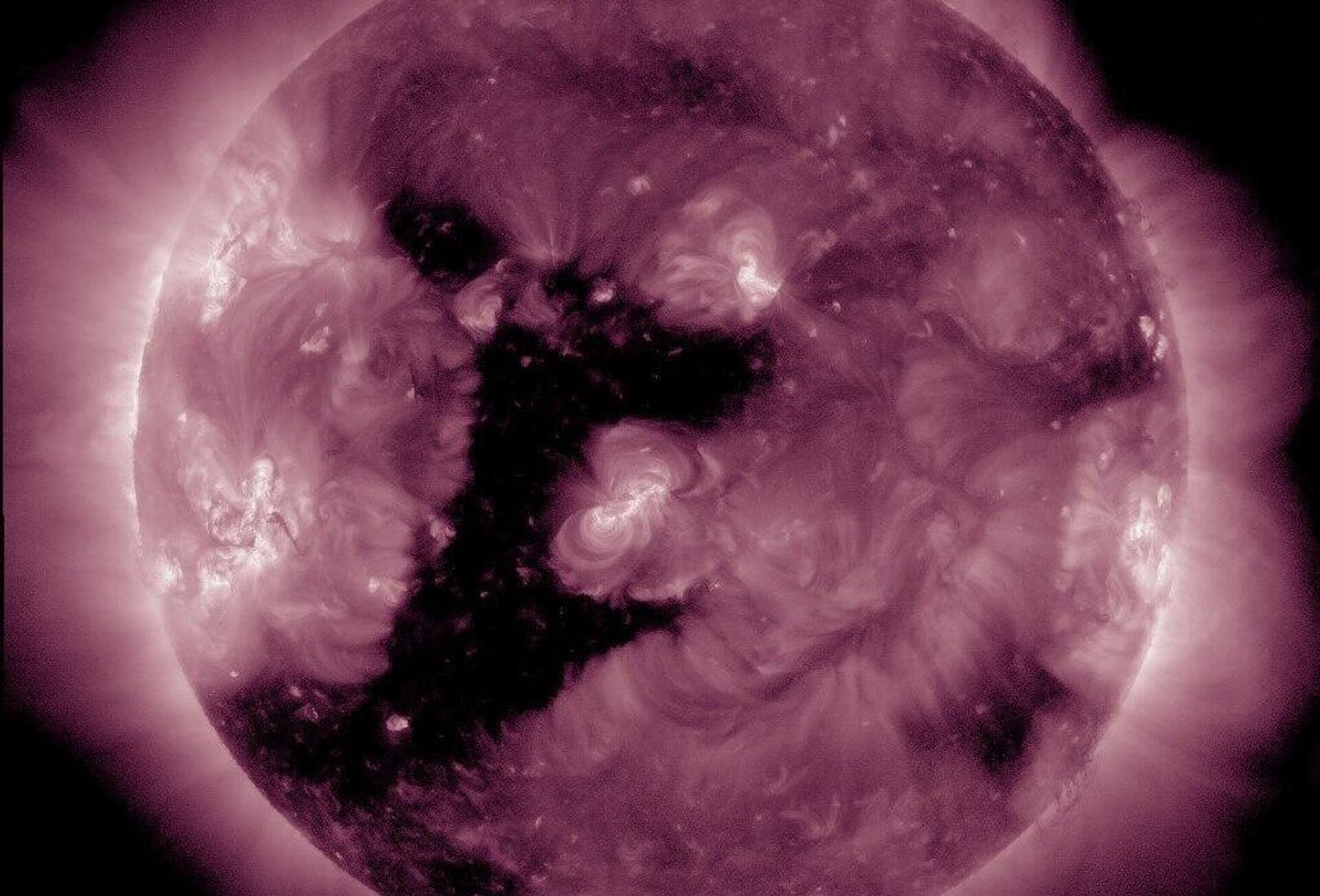Buraco coronal no Sol que se assemelha ao número um invertido