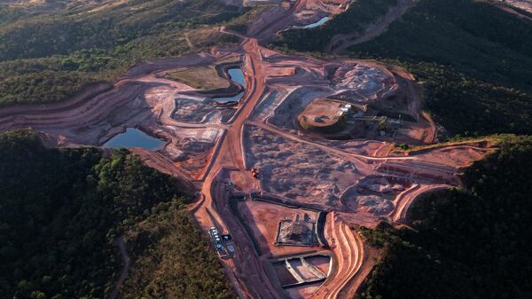Mina em Minacu, no estado de Goiás, produz elementos de terras raras essenciais para a produção de ímãs. Brasil, 28 de julho de 2025 - Sputnik Brasil