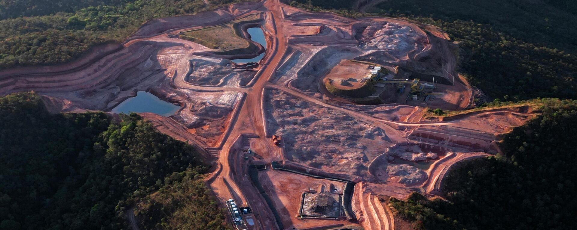 Mina em Minacu, no estado de Goiás, produz elementos de terras raras essenciais para a produção de ímãs. Brasil, 28 de julho de 2025 - Sputnik Brasil, 1920, 16.01.2026