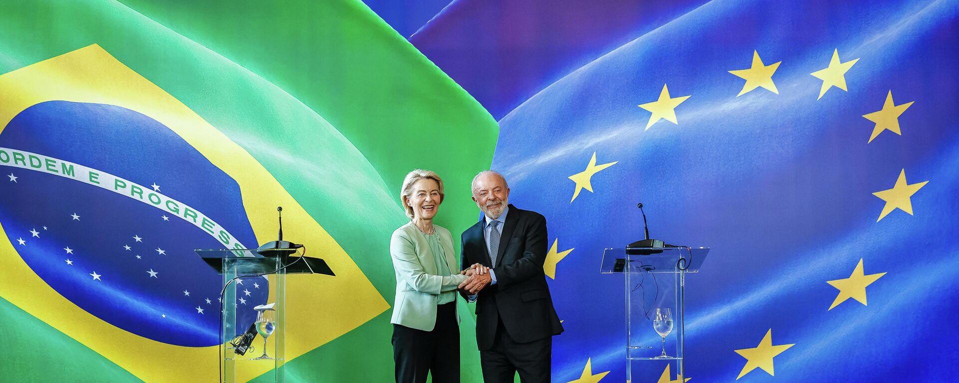 O presidente do Brasil, Luiz Inácio Lula da Silva, ao lado da presidente da Comissão Europeia, Ursula von der Leyen, em evento no Rio de Janeiro, em janeiro de 2026 - Sputnik Brasil, 1920, 17.01.2026