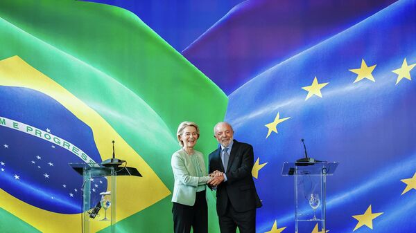 O presidente do Brasil, Luiz Inácio Lula da Silva, ao lado da presidente da Comissão Europeia, Ursula von der Leyen, em evento no Rio de Janeiro, em janeiro de 2026 - Sputnik Brasil