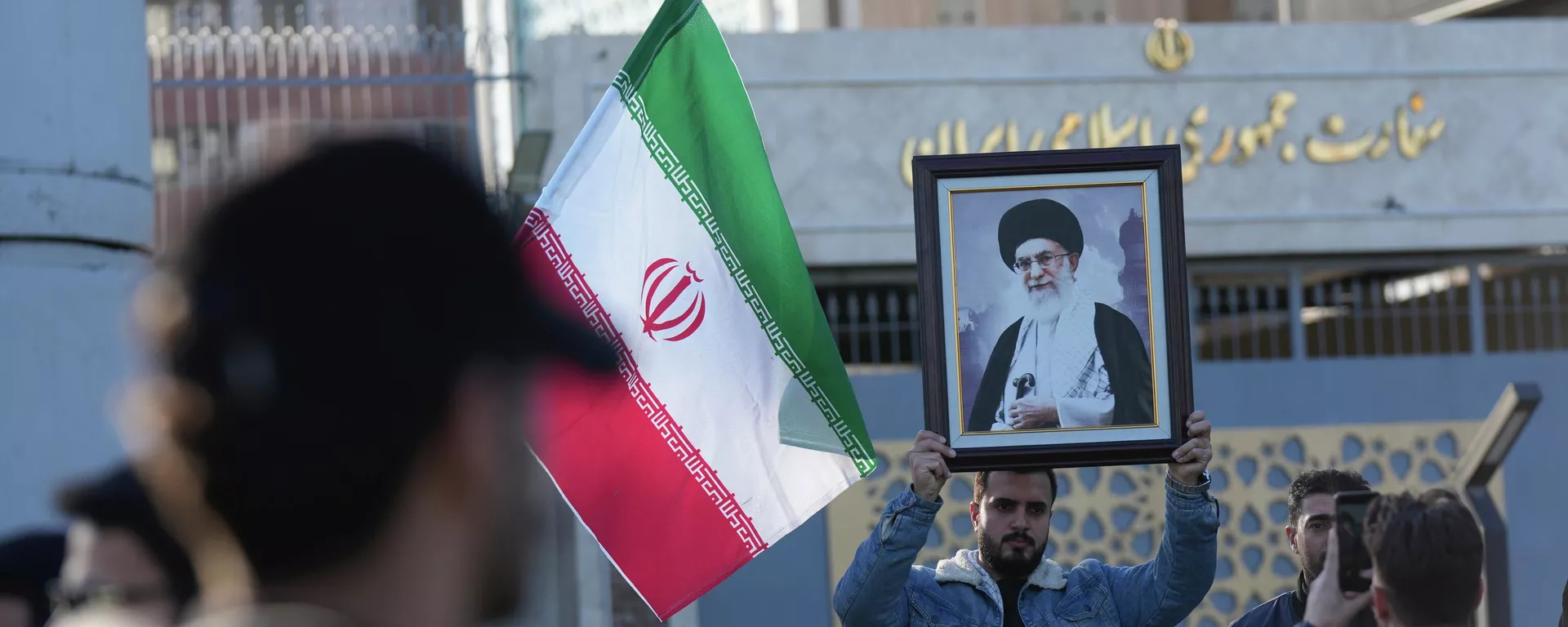 Grupo de iraquianos presta solidariedade ao governo iraniano em frente à Embaixada do Irã, em Bagdá, em janeiro de 2026 - Sputnik Brasil, 1920, 30.01.2026