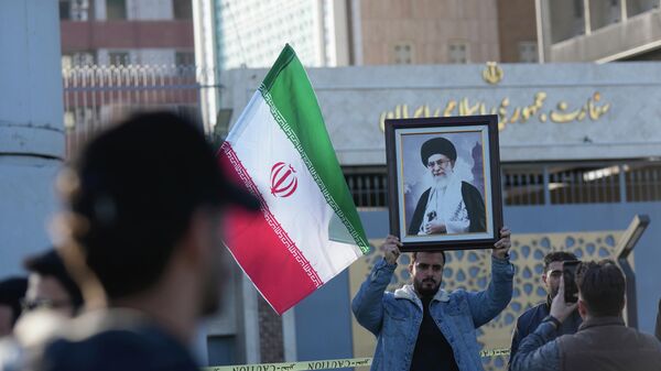 Grupo de iraquianos presta solidariedade ao governo iraniano em frente à Embaixada do Irã, em Bagdá, em janeiro de 2026 - Sputnik Brasil