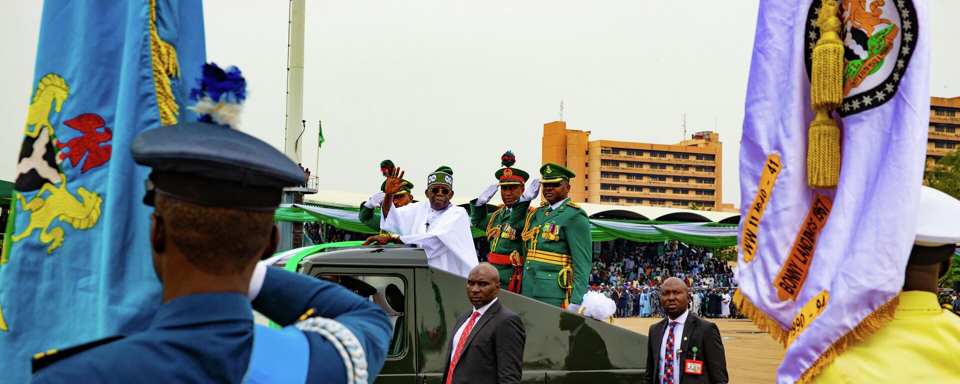 Presidente da Nigéria, Bola Ahmed Tinubu, ao centro, segue em um carro enquanto inspeciona a guarda de honra após prestar jurament. 29 de maio de 2023 - Sputnik Brasil, 1920, 19.01.2026