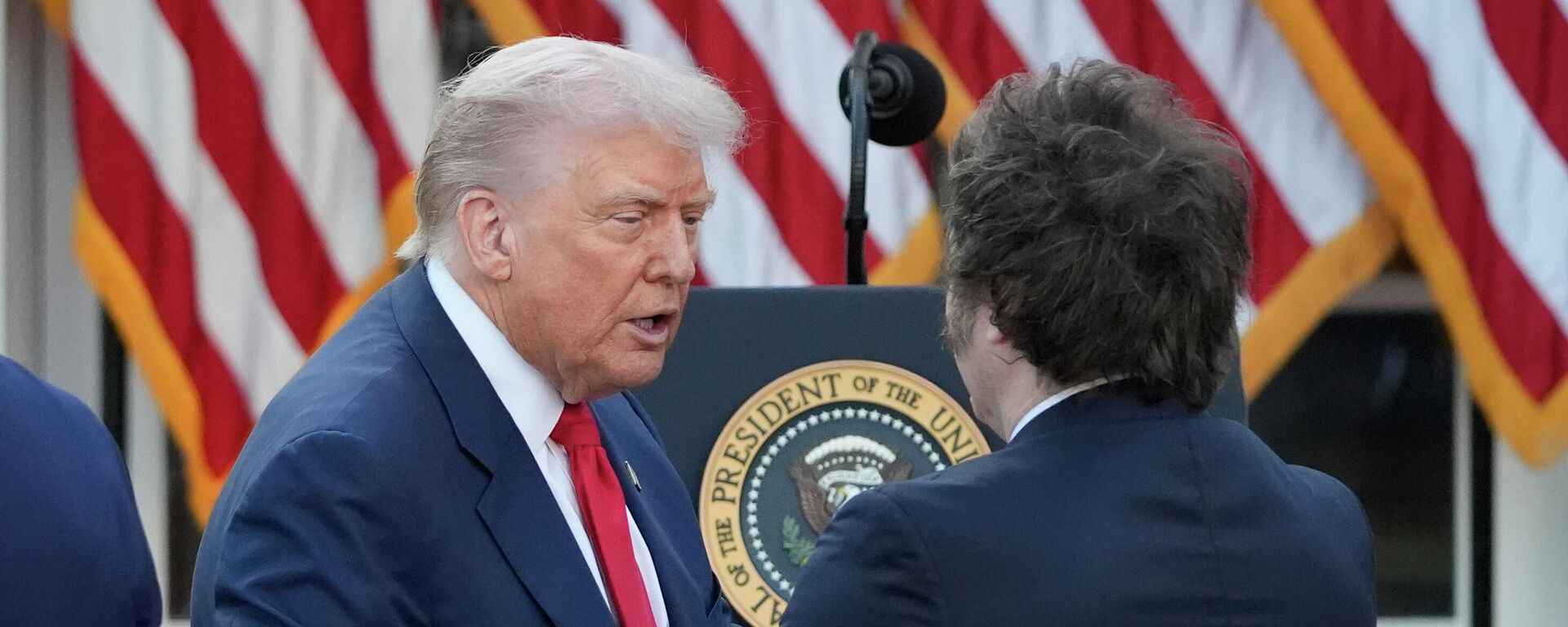 O presidente Donald Trump conversa com o presidente da Argentina, Javier Milei, após Trump ter concedido postumamente a Medalha Presidencial da Liberdade a Charlie Kirk no Jardim das Rosas da Casa Branca. - Sputnik Brasil, 1920, 18.01.2026