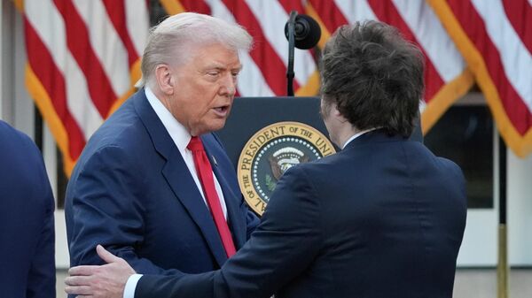 O presidente Donald Trump conversa com o presidente da Argentina, Javier Milei, após Trump ter concedido postumamente a Medalha Presidencial da Liberdade a Charlie Kirk no Jardim das Rosas da Casa Branca. - Sputnik Brasil