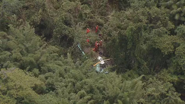 Bombeiros em resgate do helicoptero caído em Guaratiba - Sputnik Brasil