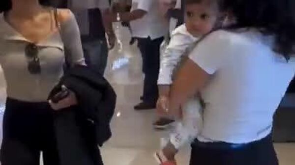 Criança conhece irmã gêmea da mãe e reação viraliza - Sputnik Brasil