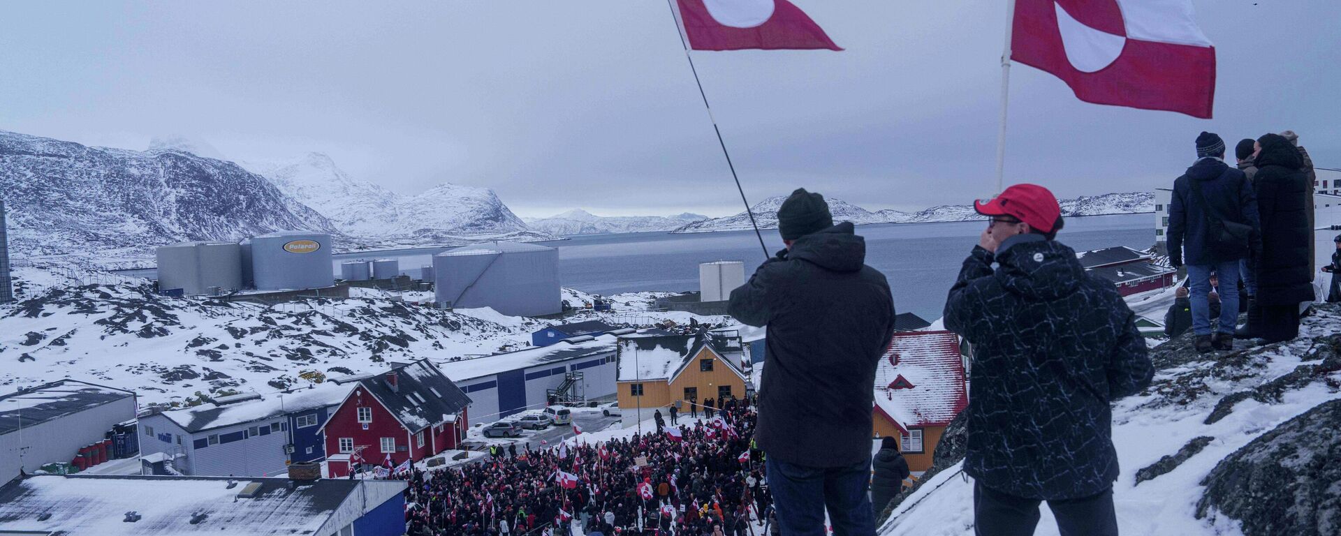 Pessoas protestam contra a política de Trump em relação à Groenlândia em frente ao consulado dos EUA em Nuuk, Groenlândia, 17 de janeiro de 2026 - Sputnik Brasil, 1920, 18.01.2026