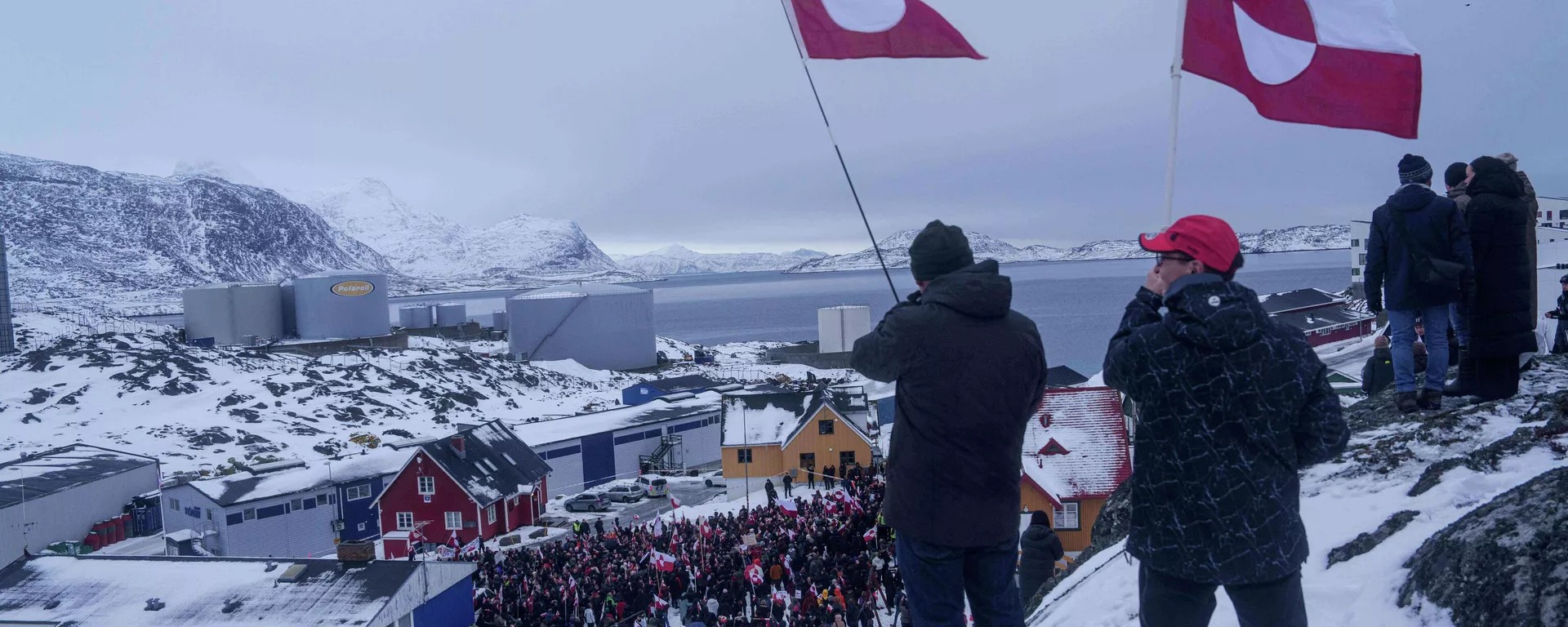 Pessoas protestam contra a política de Trump em relação à Groenlândia em frente ao consulado dos EUA em Nuuk, Groenlândia, 17 de janeiro de 2026 - Sputnik Brasil, 1920, 21.01.2026