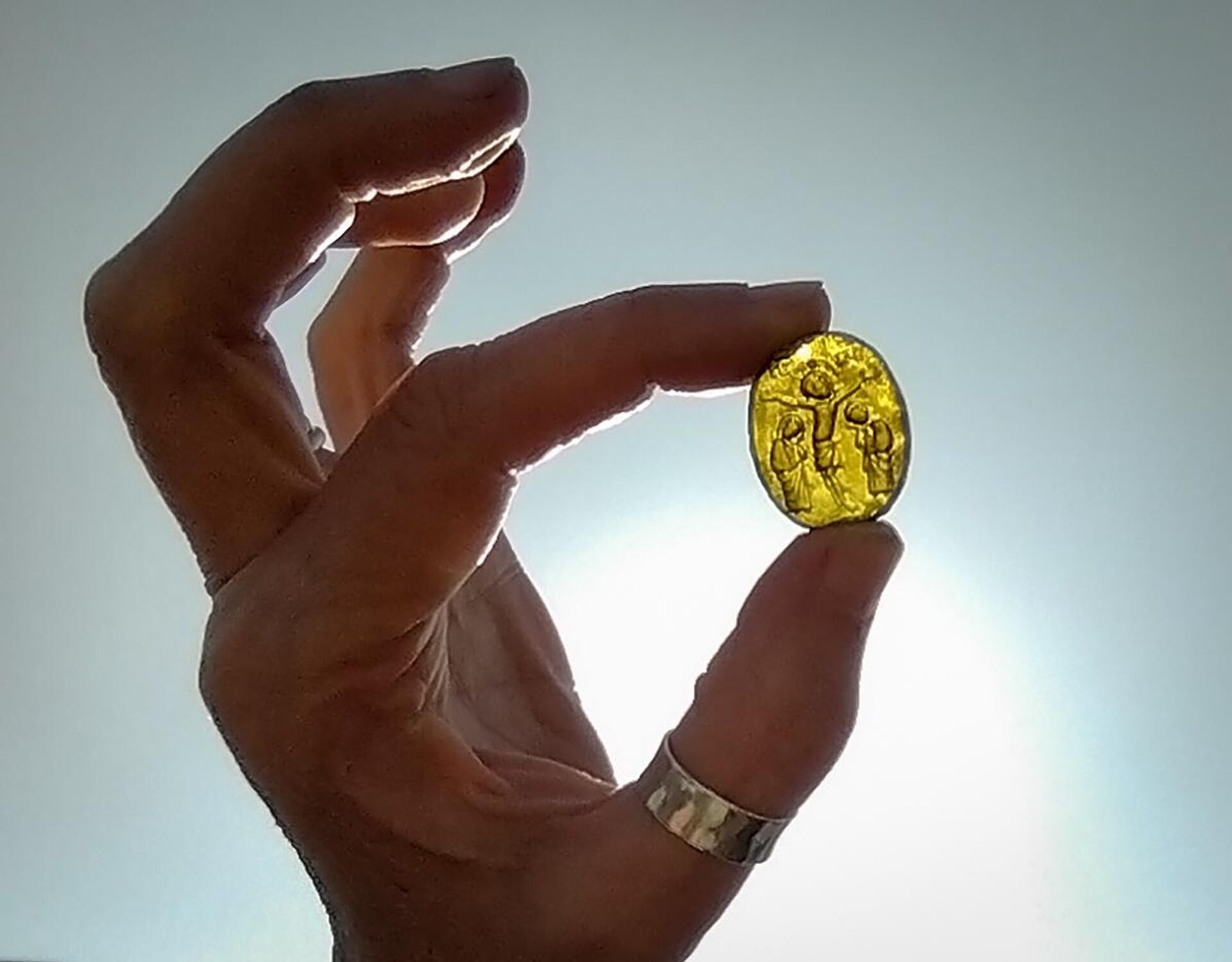 Uma rara joia de vidro que representa a crucificação foi encontrada em uma vila anglo-saxônica abandonada.