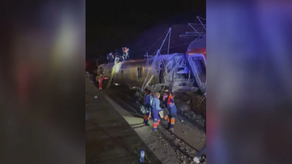 Trens de alta velocidade se chocam na Espanha - Sputnik Brasil