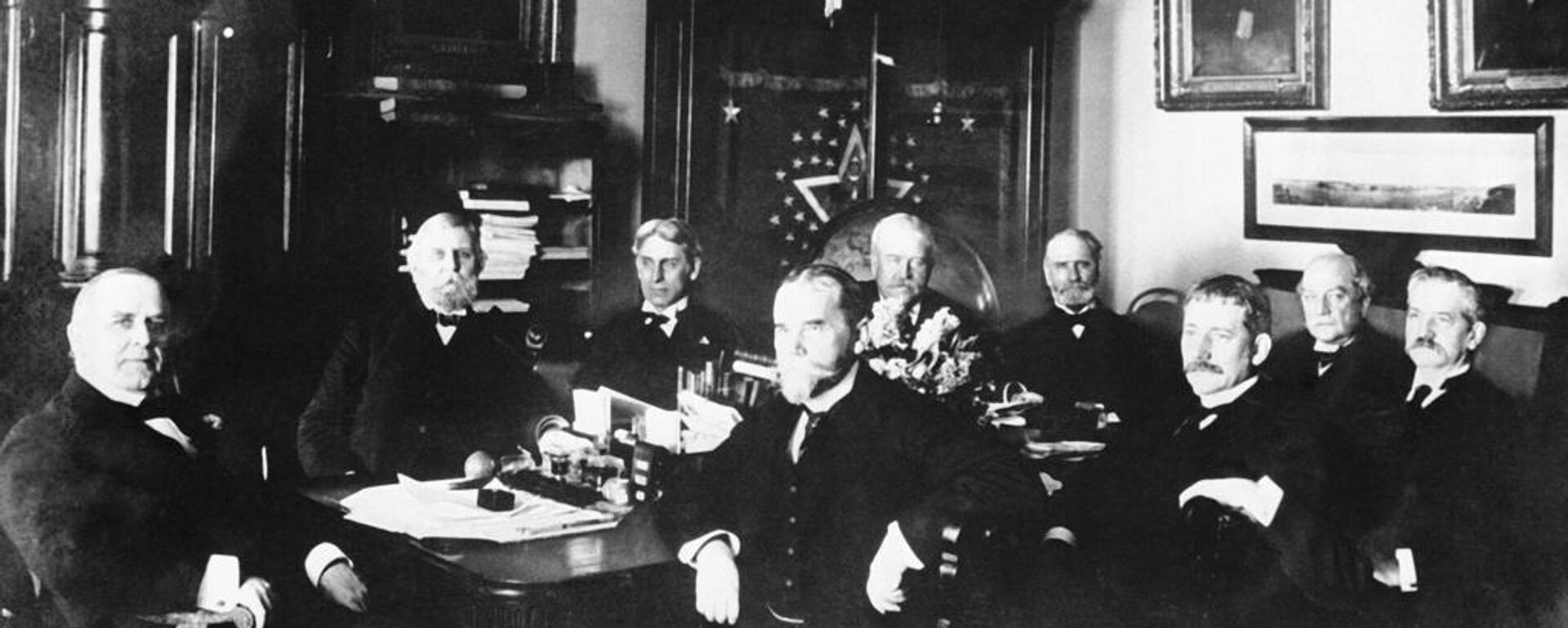 Presidente William McKinley (esquerda) em reunião com seu gabinete na Casa Blanca em 1898. - Sputnik Brasil, 1920, 19.01.2026