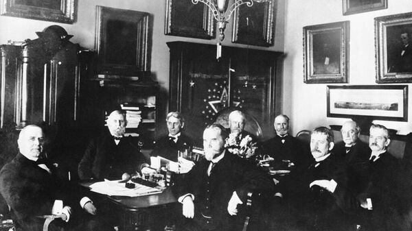 Presidente William McKinley (esquerda) em reunião com seu gabinete na Casa Blanca em 1898. - Sputnik Brasil