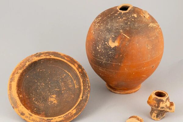 Vaso de cerâmica intencionalmente quebrado achado na necrópole da Antiguidade Tardia no sudeste da França - Sputnik Brasil