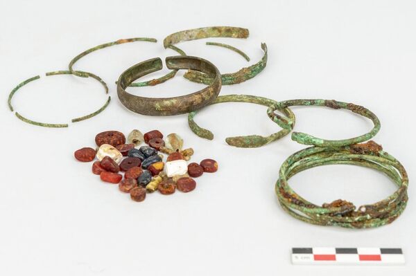 Joias, pulseiras e contas entre os artefatos encontrados na necrópole no sudeste da França - Sputnik Brasil