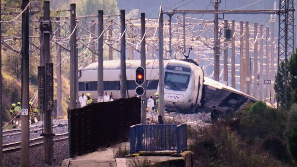 Equipes espanholas trabalham em local de descarrilamento de trem, em janeiro de 2026 - Sputnik Brasil