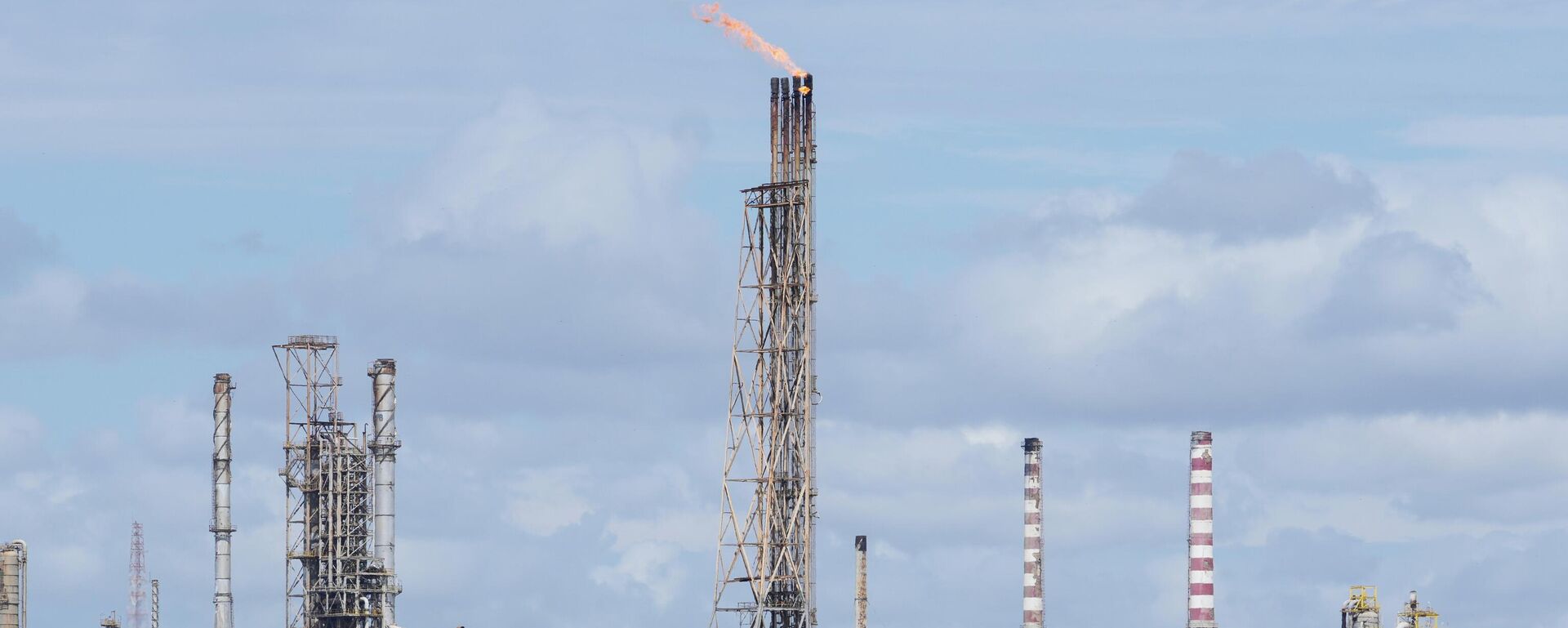 A refinaria de petróleo Cardón opera em Punta Cardón, Venezuela, 14 de janeiro de 2026 - Sputnik Brasil, 1920, 20.01.2026