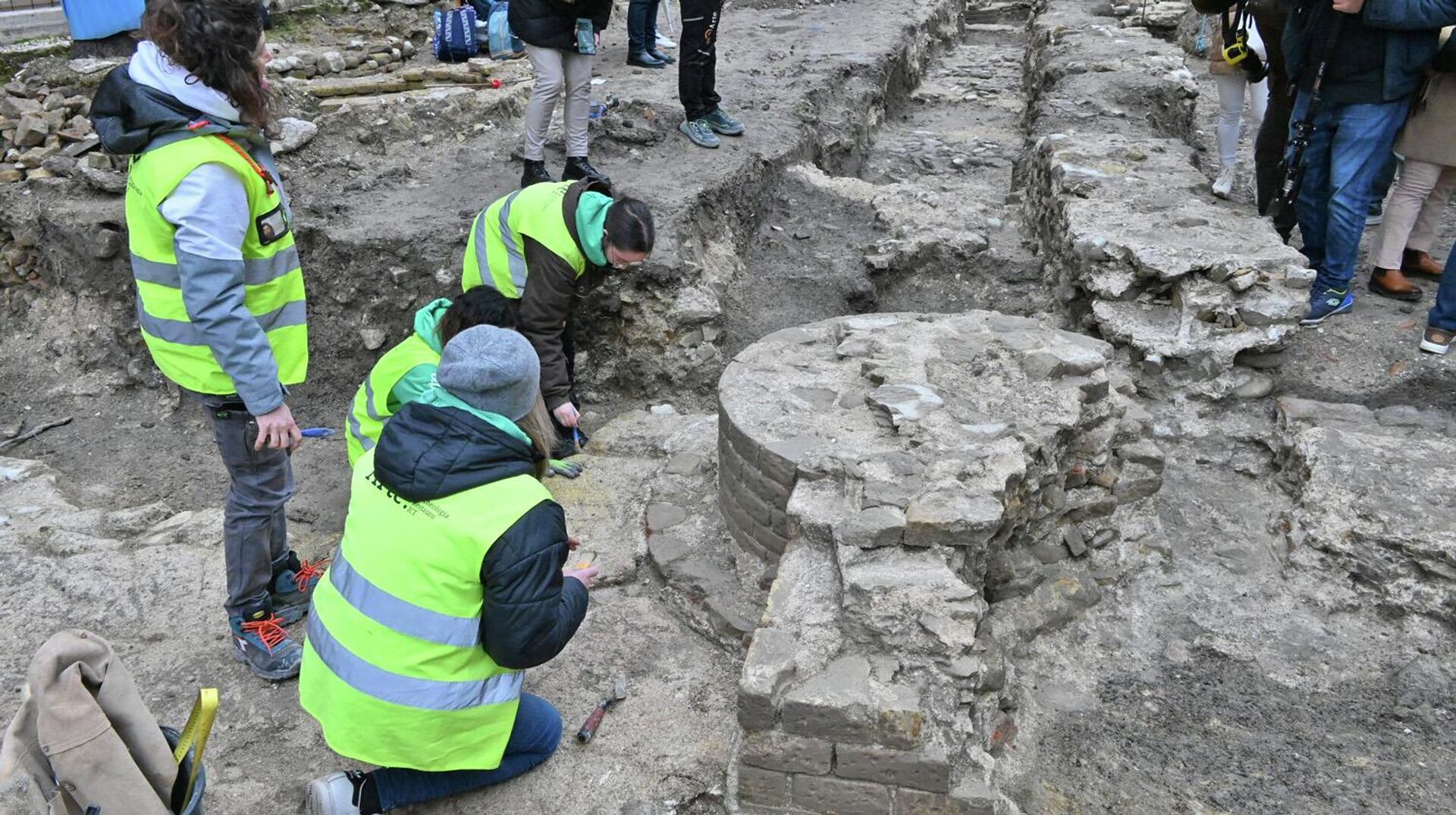  Restos de uma antiga basílica projetada pelo antigo arquiteto romano Vitrúvio, encontrados em Fano, Itália
