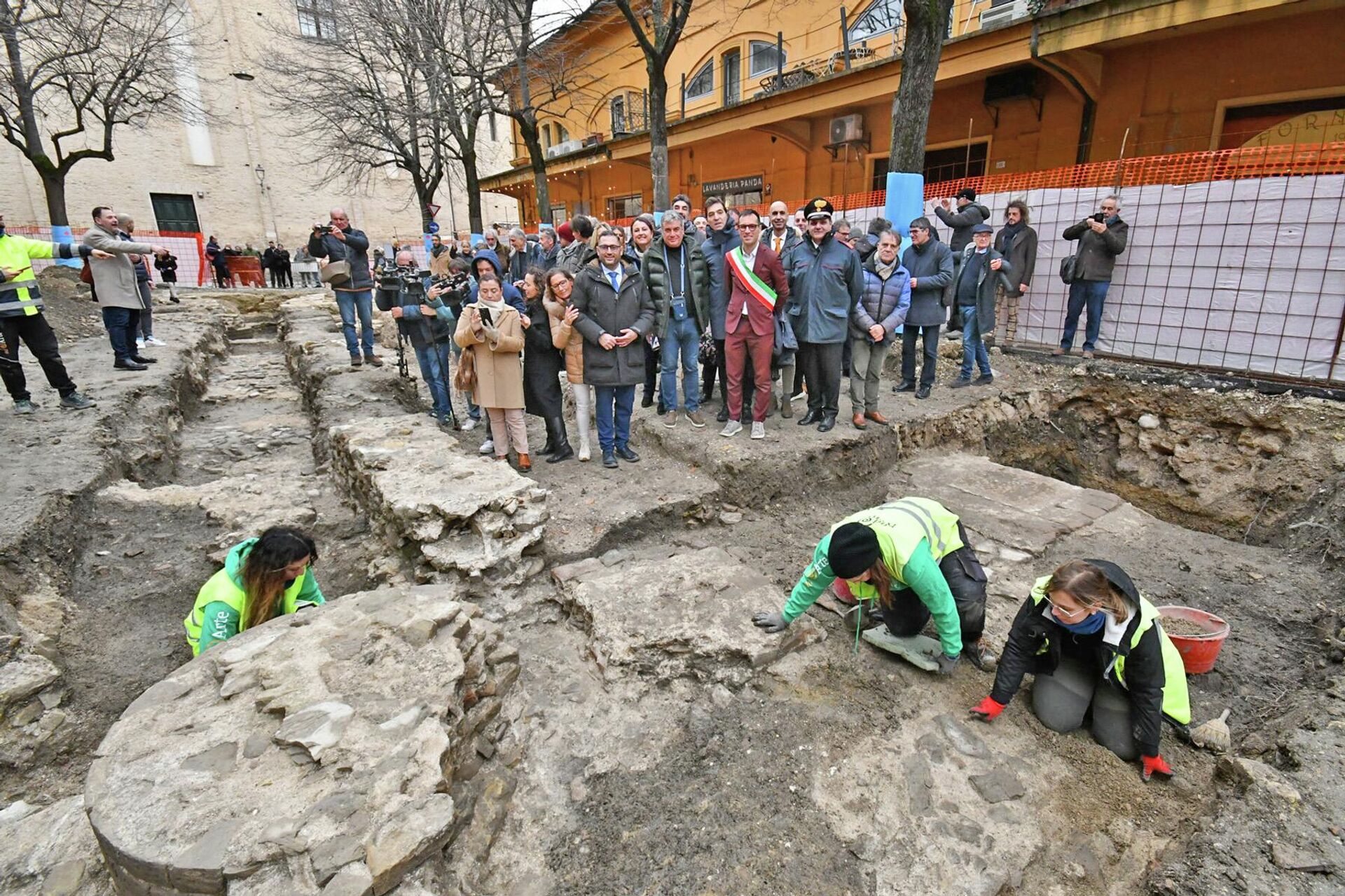  Restos de uma antiga basílica projetada pelo antigo arquiteto romano Vitrúvio, encontrados em Fano, Itália