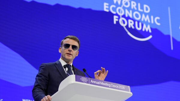 Emmanuel Macron discursa durante a Reunião Anual do Fórum Econômico Mundial em Davos. Suíça, 20 de janeiro de 2026 - Sputnik Brasil
