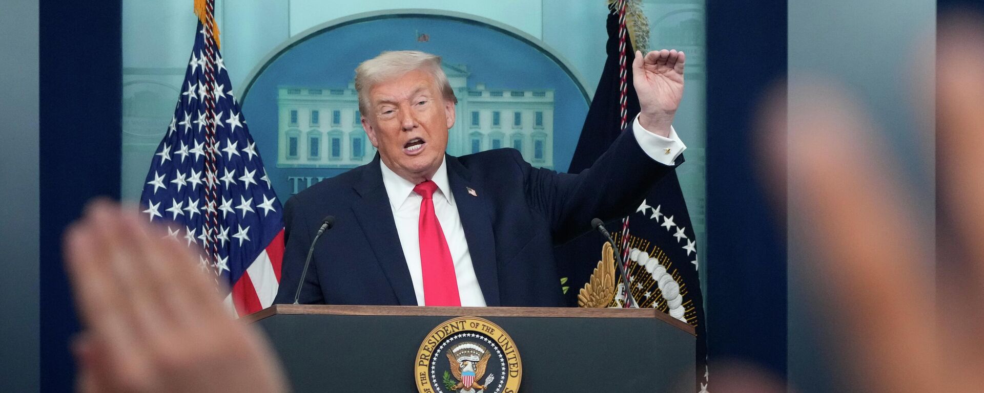 Donald Trump discursa durante uma coletiva de imprensa na Casa Branca, em Washington. EUA, 20 de janeiro de 2026 - Sputnik Brasil, 1920, 20.01.2026