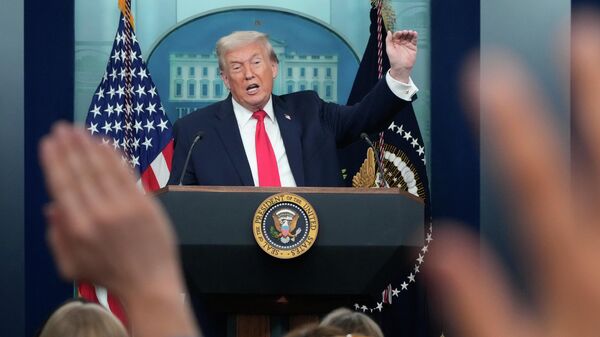 Donald Trump discursa durante uma coletiva de imprensa na Casa Branca, em Washington. EUA, 20 de janeiro de 2026 - Sputnik Brasil