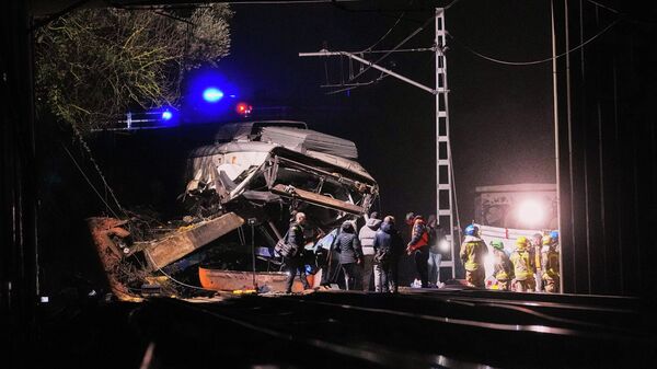 Equipes de emergência atuam após um trem de passageiros descarrilar devido ao desabamento de um muro de contenção sobre os trilhos em Gelida, perto de Barcelona, ​​na Espanha. - Sputnik Brasil
