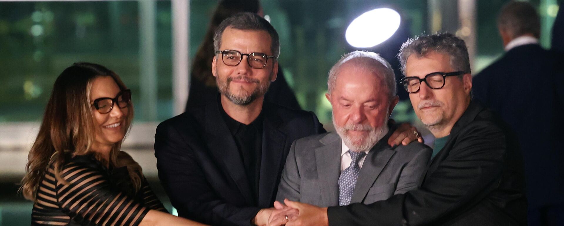 Presidente da República, Luiz Inácio Lula da Silva, juntamente com a equipe do fime 'O Agente Secreto', no Palácio da Alvorada. - Sputnik Brasil, 1920, 21.01.2026