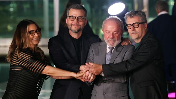 Presidente da República, Luiz Inácio Lula da Silva, juntamente com a equipe do fime 'O Agente Secreto', no Palácio da Alvorada. - Sputnik Brasil