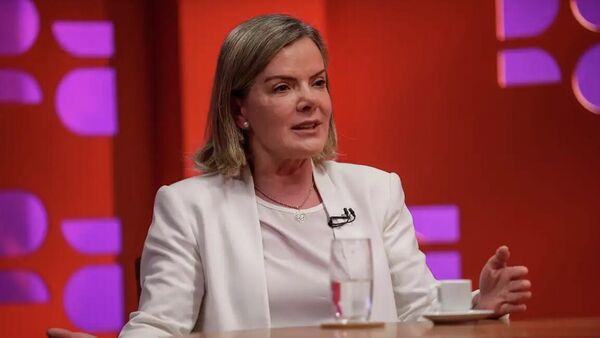 A ministra das Relações Institucionais, Gleisi Hoffmann, durante entrevista - Sputnik Brasil