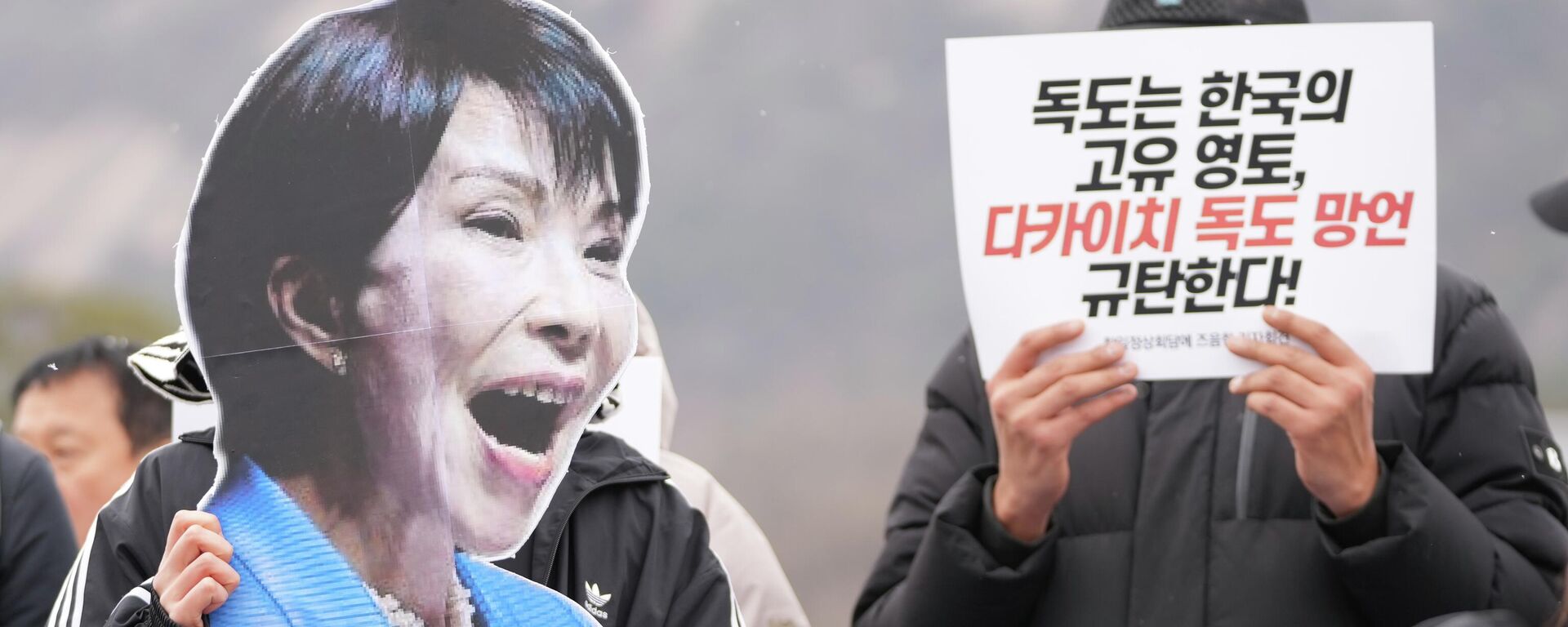 Manifestante segura foto da primeira-ministra japonesa Sanae Takaichi ao lado de um cartaz que diz Dokdo é território da Coreia do Sul e Denunciem o comentário de Takaichi sobre Dokdo durante um protesto antes da cúpula entre a Coreia do Sul e o Japão, em Seul, Coreia do Sul, 12 de janeiro de 2026. - Sputnik Brasil, 1920, 21.01.2026