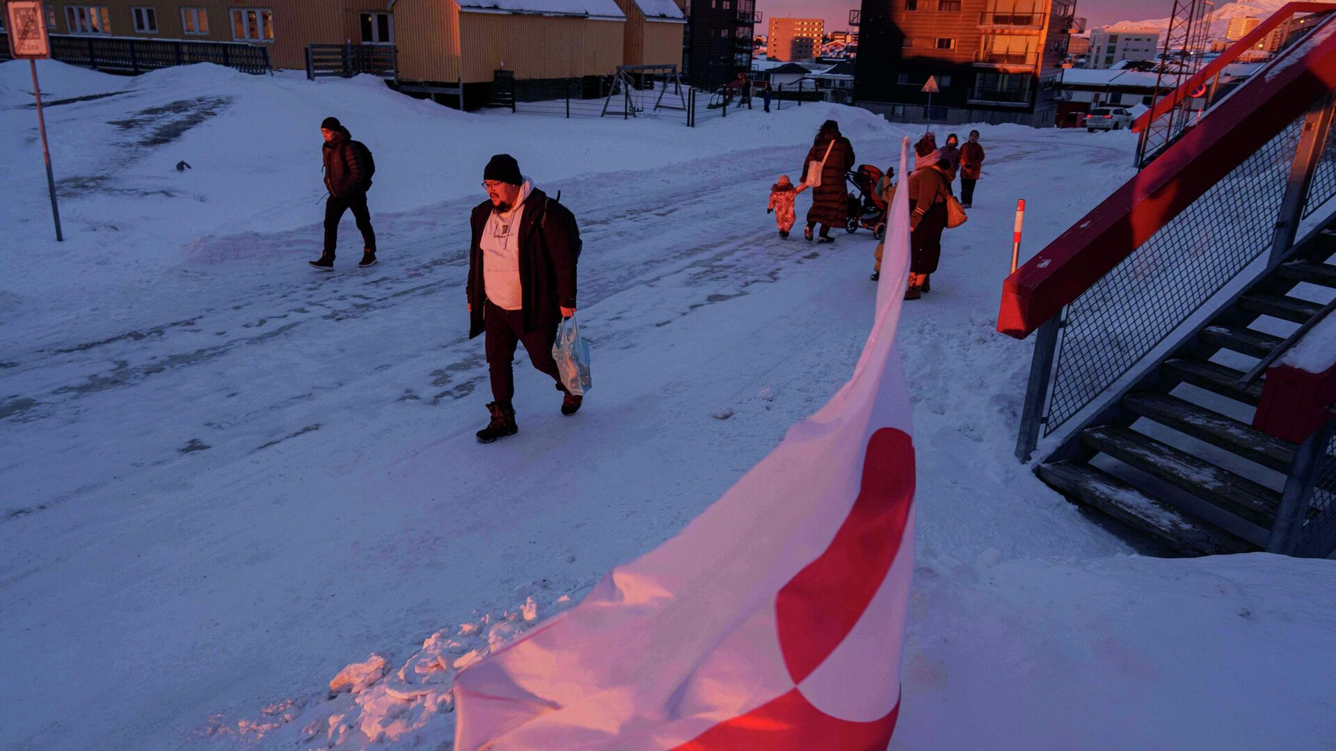 Populares andam durante entardecer na Groenlândia, em janeiro de 2026 Populares andam durante entardecer na Groenlândia, em janeiro de 2026 - Sputnik Brasil, 1920, 22.01.2026