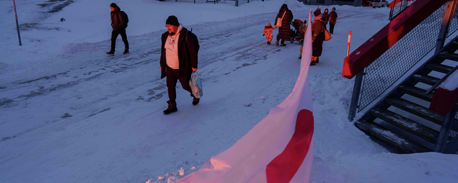 Populares andam durante entardecer na Groenlândia, em janeiro de 2026 - Sputnik Brasil, 1920, 22.01.2026