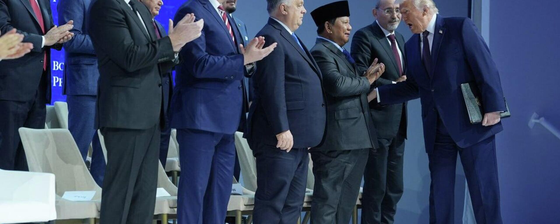 Trump aparece no palco da reunião dedicada ao Conselho da Paz em Davos - Sputnik Brasil, 1920, 22.01.2026