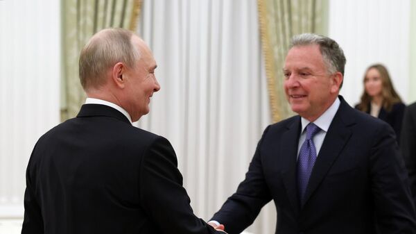 O presidente da Rússia, Vladimir Putin, e o enviado presidencial especial dos EUA, Steve Witkoff (à direita), durante uma reunião em Moscou, em janeiro de 2026 - Sputnik Brasil