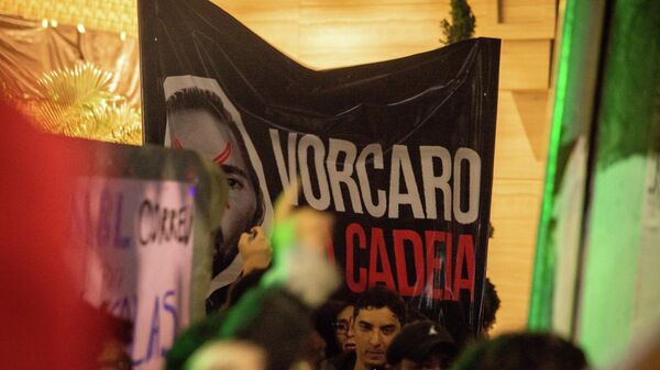 Manifestantes levam cartaz contra Daniel Vorcaro, empresário brasileiro envolvido no escândalo no do Banco Master - Sputnik Brasil